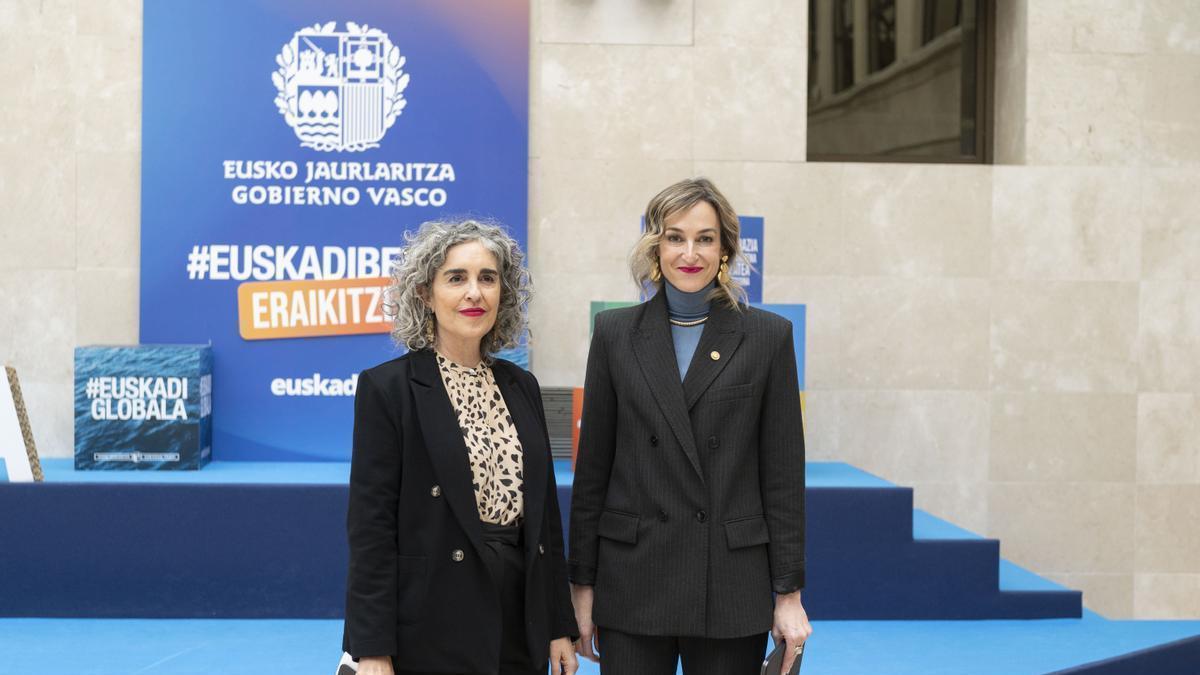 La vicelehendakari y responsable de Política Lingüística, Ibone Bengoetxea, con la portavoz del Gobierno vasco, Maria Ubarretxena, en una comparecencia anterior