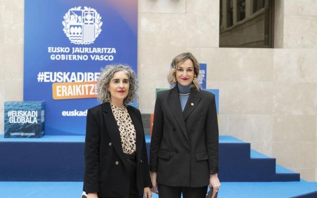 La vicelehendakari y responsable de Política Lingüística, Ibone Bengoetxea, con la portavoz del Gobierno vasco, Maria Ubarretxena, en una comparecencia anterior