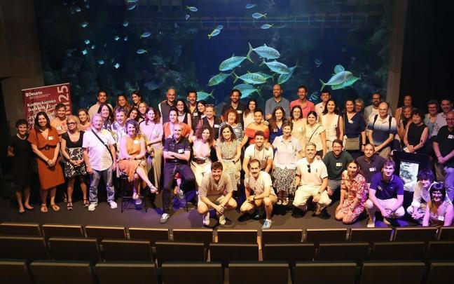 Profesorado, graduados y graduadas de diferentes promociones, y alumnado disfrutó del evento que acogió el Aquarium de Donostia. / Iker Azurmendi. Profesorado, graduados y graduadas de diferentes promociones, y alumnado disfrutó del evento que acogió el Aquarium de Donostia.