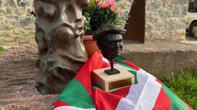 El monolito se instaló en el 2008 en el barrio Akorda de Ibarrangelu