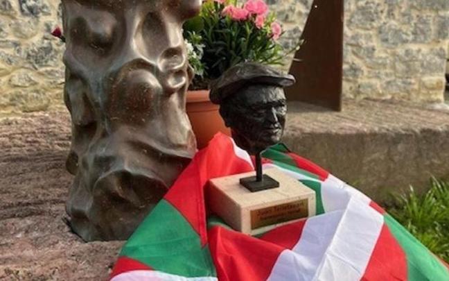 El monolito se instaló en el 2008 en el barrio Akorda de Ibarrangelu