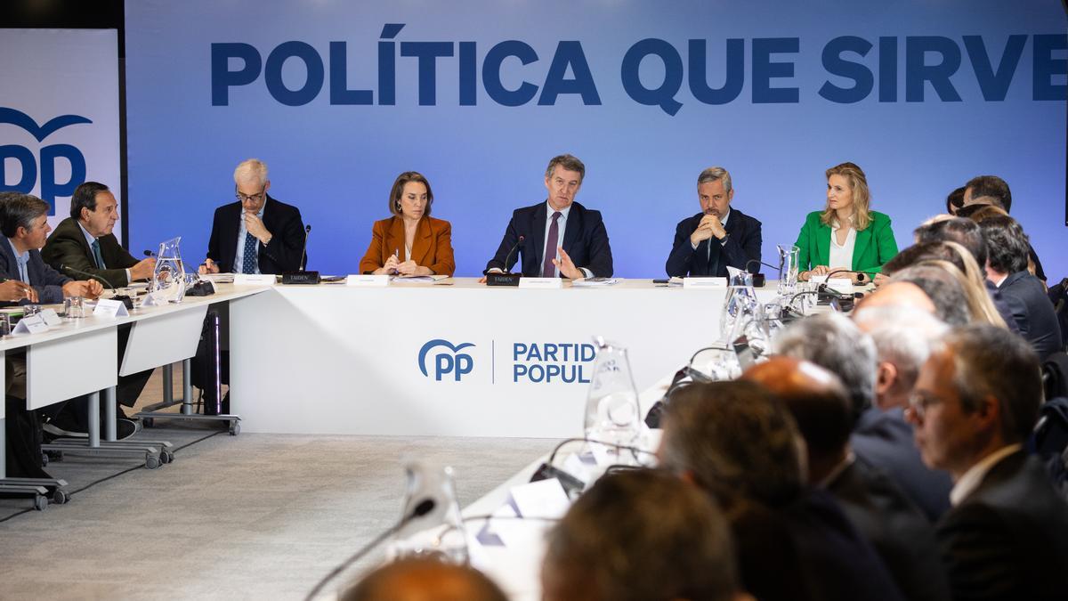El presidente del PP, Alberto Núñez Feijóo, junto a la número dos de los 'populares', Cuca Gamarra, explicando su plan contra los araceles de Trump