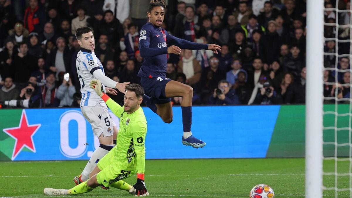 Barcola supera a Zubeldia y Remiro para marcar el 2-0. / TERESA SUAREZ