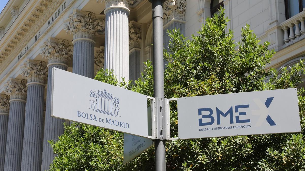 Señal de la Bolsa de Madrid frente a la fachada del edificio.