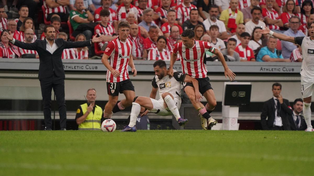 Mikel Jauregizar, en la imagen con De Marcos pugnando junto a un jugador del Valencia, partido en el que fue titular