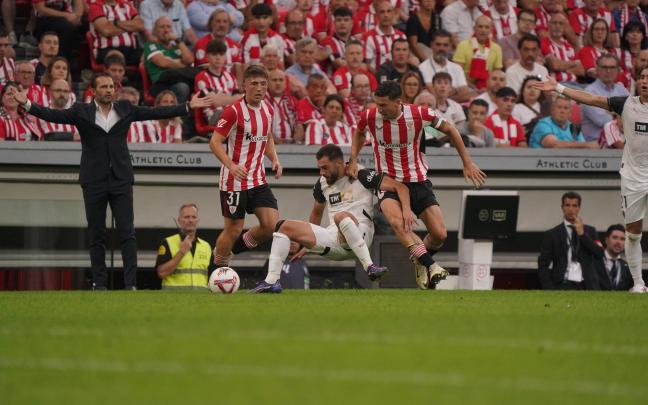 Mikel Jauregizar, en la imagen con De Marcos pugnando junto a un jugador del Valencia, partido en el que fue titular