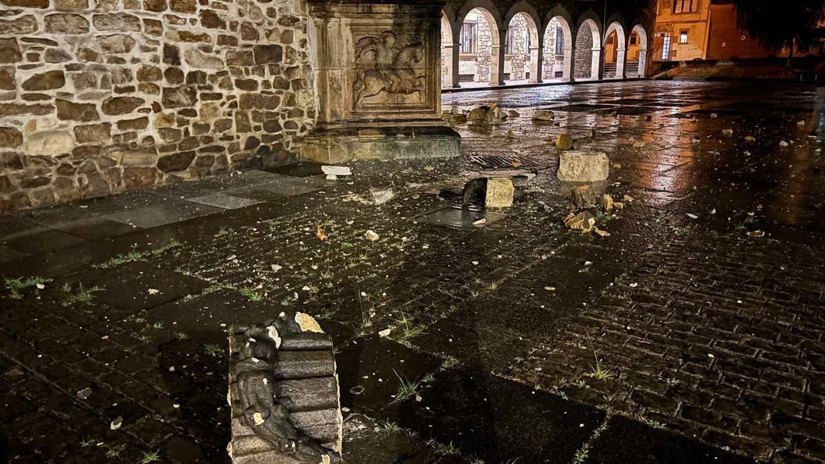 Imagen de las piezas desprendidas de la fachada tras el rayo que impactó en la madrugada del viernes.