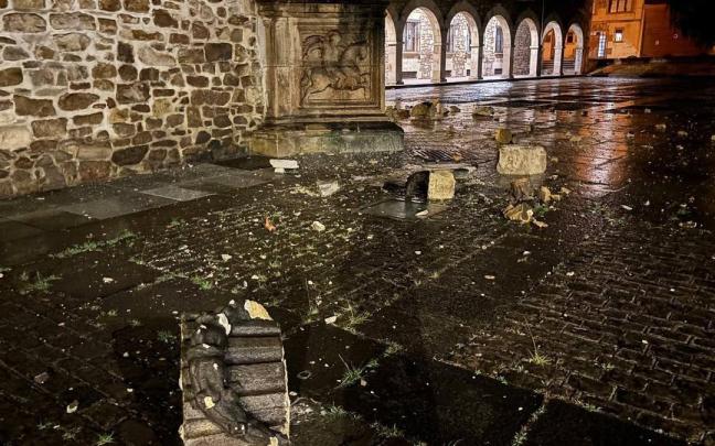 Imagen de las piezas desprendidas de la fachada tras el rayo que impactó en la madrugada del viernes. / O.U. Imagen de las piezas desprendidas de la fachada tras el rayo que impactó en la madrugada del viernes.
