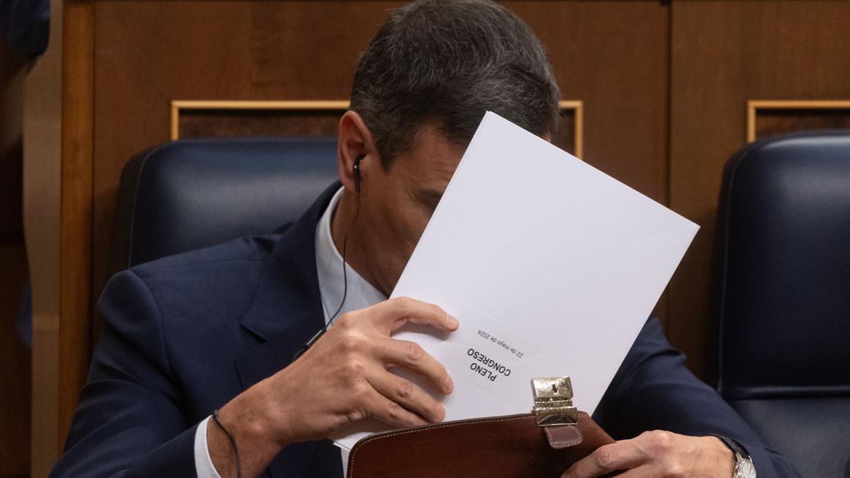 Pedro Sánchez guarda sus papeles tras su última intervención en el Congreso.