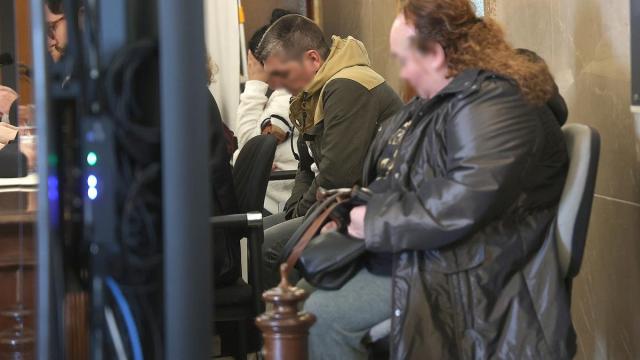 Los acusados por la muerte del bebé y sus abogados, al comienzo del juicio en la Audiencia Provincial de Baleares.