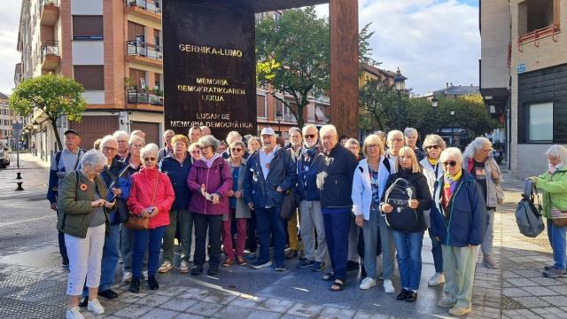 Una de las paradas del recorrido fue la escultura Memoriaren Atea