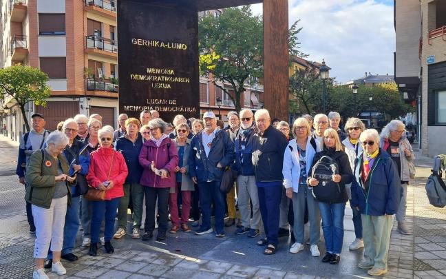Una de las paradas del recorrido fue la escultura Memoriaren Atea