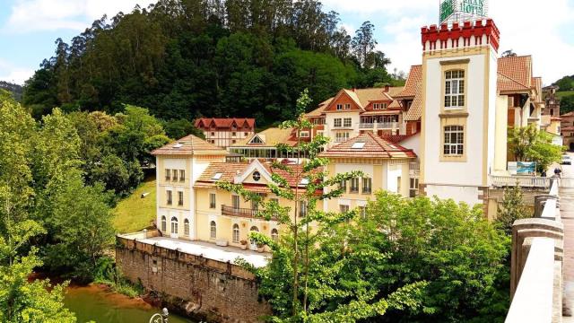El Balneario de Puente Viesgo, a orillas del río Pas.