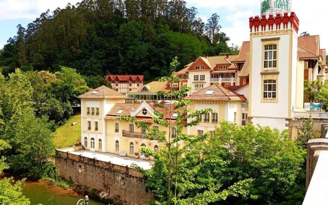 El Balneario de Puente Viesgo, a orillas del río Pas.