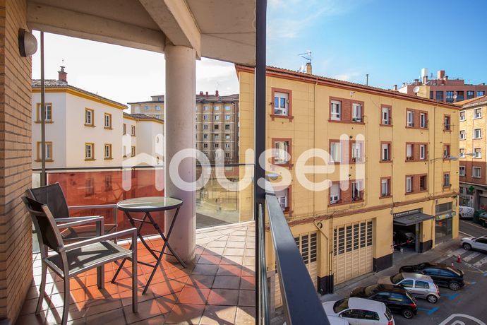 Piso con terraza, trastero y garaje en Zabalguneak.