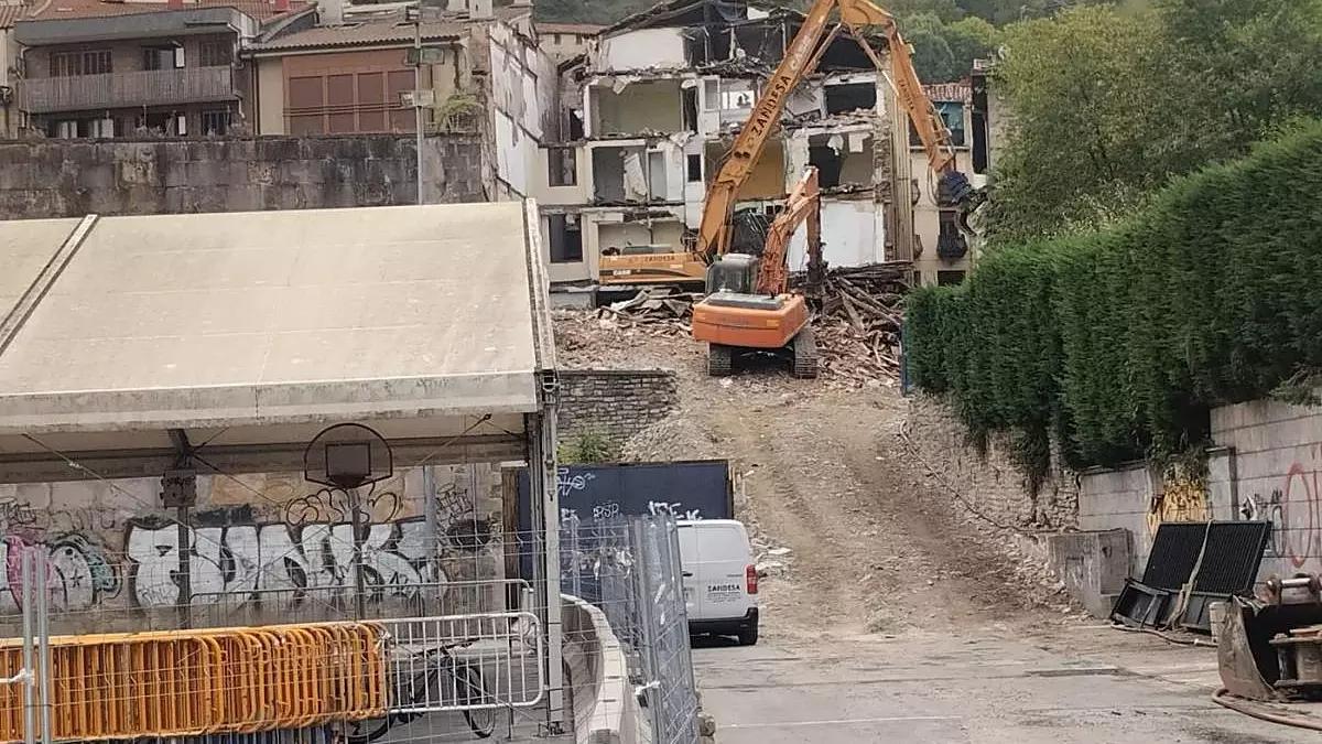 Este tramo, acondicionado para el derribo de los edificios y la posterior construcción de las viviendas, es el acceso que propone EAJ-PNV para acceder a los garajes.