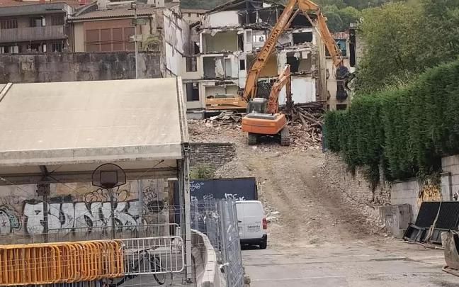 Este tramo, acondicionado para el derribo de los edificios y la posterior construcción de las viviendas, es el acceso que propone EAJ-PNV para acceder a los garajes.