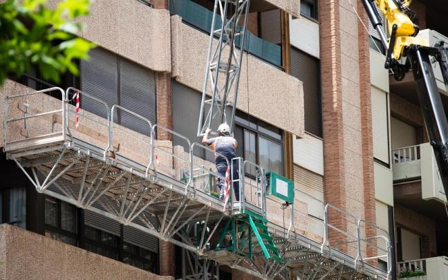 Un trabajador de la construcción, durante su jornada laboral. Un trabajador de la construcción, durante su jornada laboral.