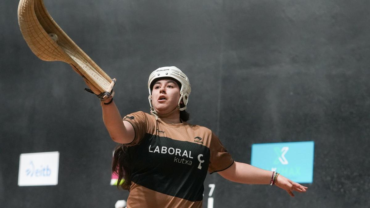 Elaia Gogenola y Oaia Otaño vencen a Ihart Arakistain y Frida Watkins en las semifinales del Euskotren Winter Series en Durango.