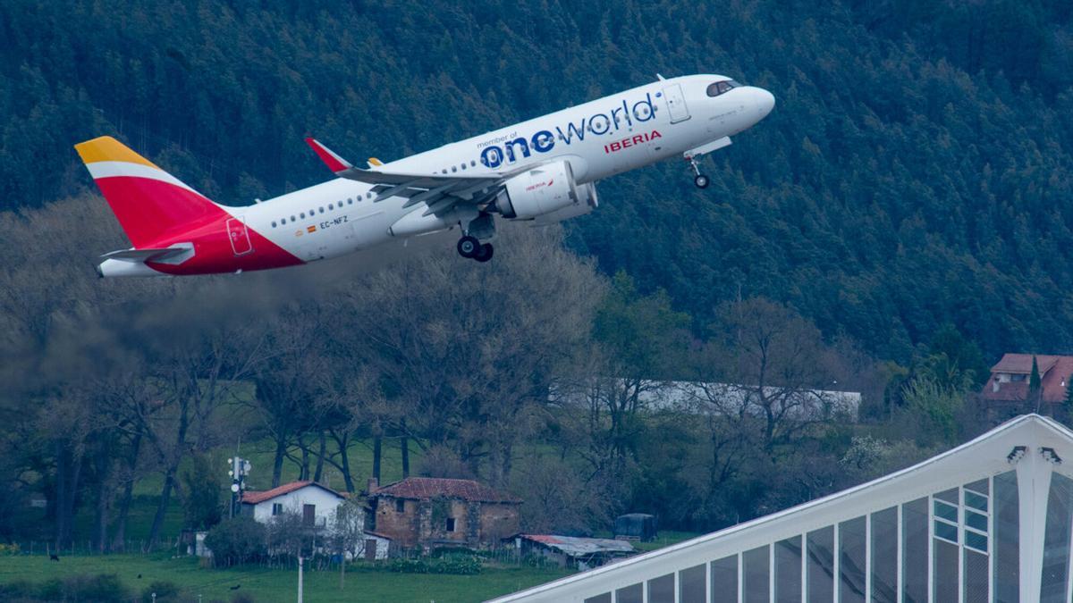 Un avión de Iberia despega en el aeropuerto de Loiu