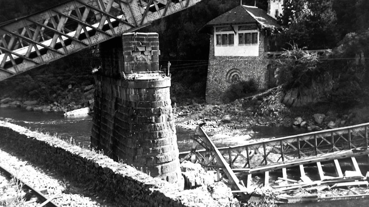 Puente de Endarlatsa derruido durante la Guerra Civil