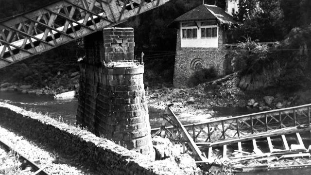 Puente de Endarlatsa derruido durante la Guerra Civil