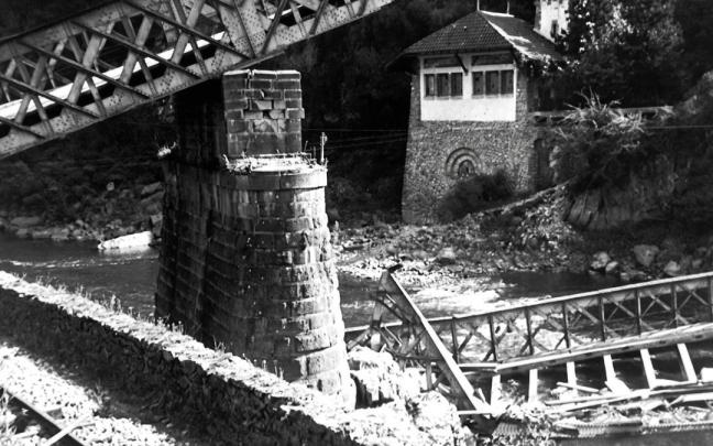 Puente de Endarlatsa derruido durante la Guerra Civil