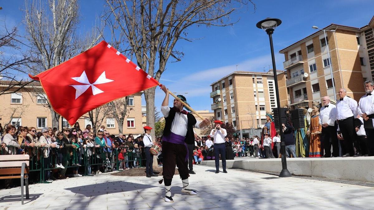 Uno de los integrantes de los paloteadores tremolando la bandera