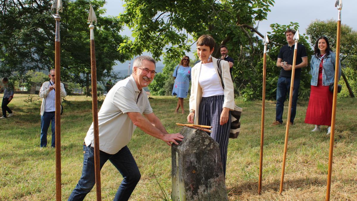 Arrankudiaga-Zollo y Laudio revisan sus fronteras junto al mojón de Santa Ana