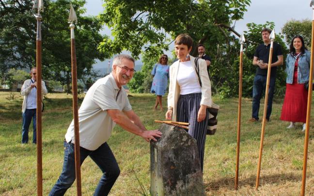 Arrankudiaga-Zollo y Laudio revisan sus fronteras junto al mojón de Santa Ana