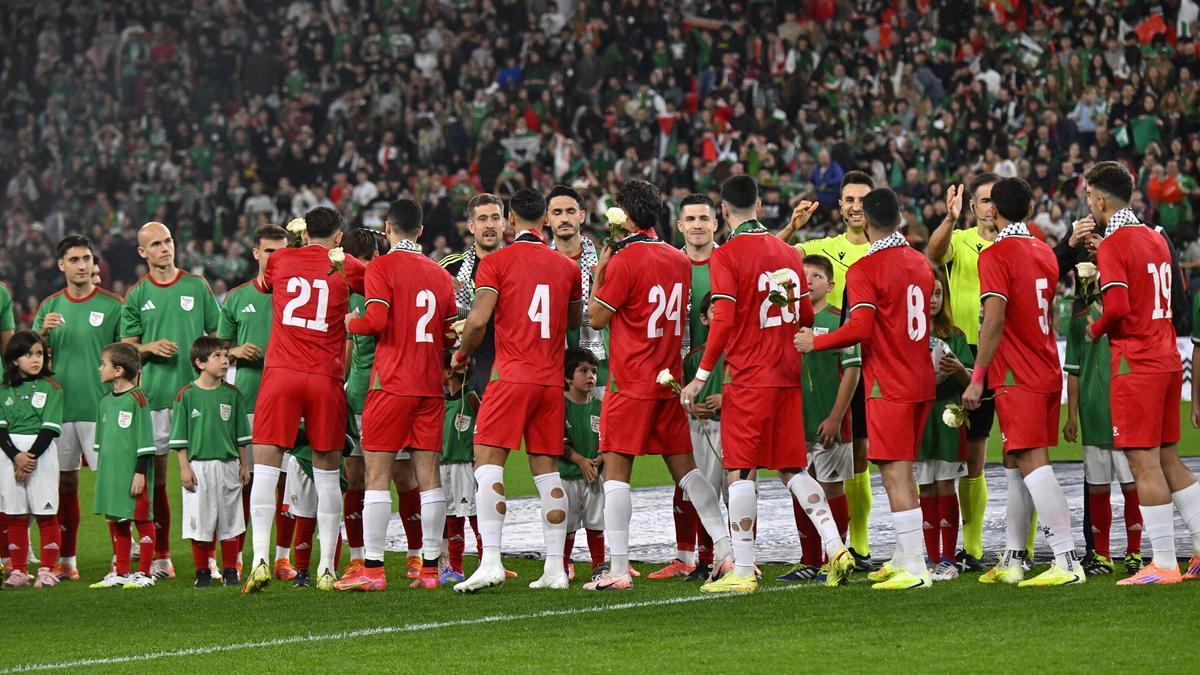 Los jugadores de Palestina saludan a los de la Euskal Selekzioa y les hacen entrega de pañuelos palestinos.