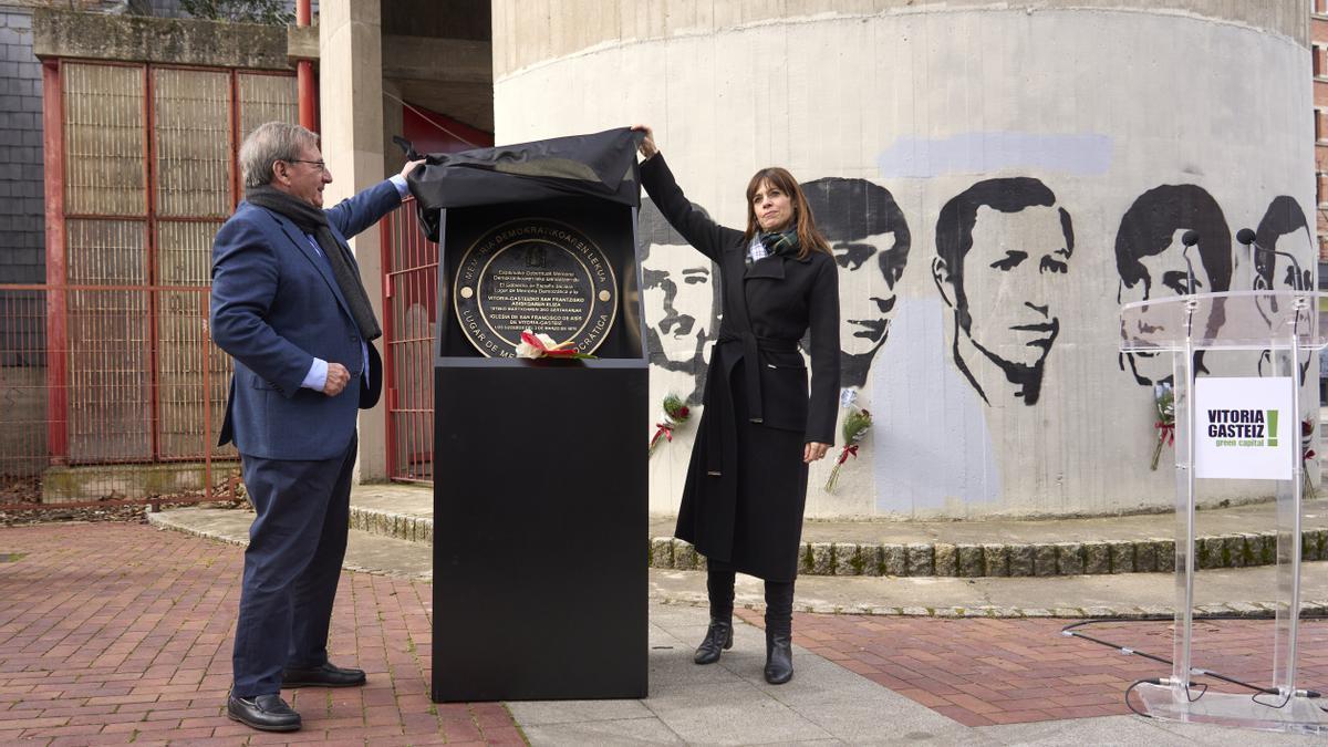 El secretario de Estado de Memoria Democrática descubre junto a la alcaldesa Etxebarria la placa que convierte a la iglesia de San Francisco de Asís en un lugar de memoria por el 3 de marzo de 1976
