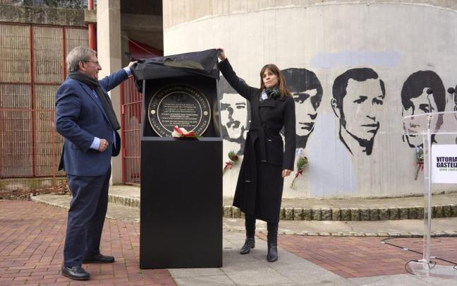 El secretario de Estado de Memoria Democrática descubre junto a la alcaldesa Etxebarria la placa que convierte a la iglesia de San Francisco de Asís en un lugar de memoria por el 3 de marzo de 1976