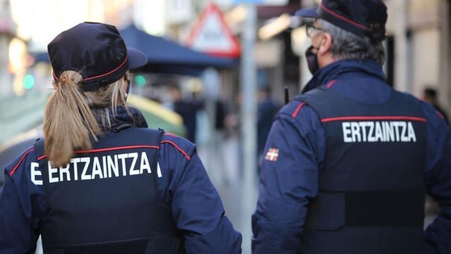 Agentes de la Ertzaintza.