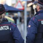 Agentes de la Ertzaintza.