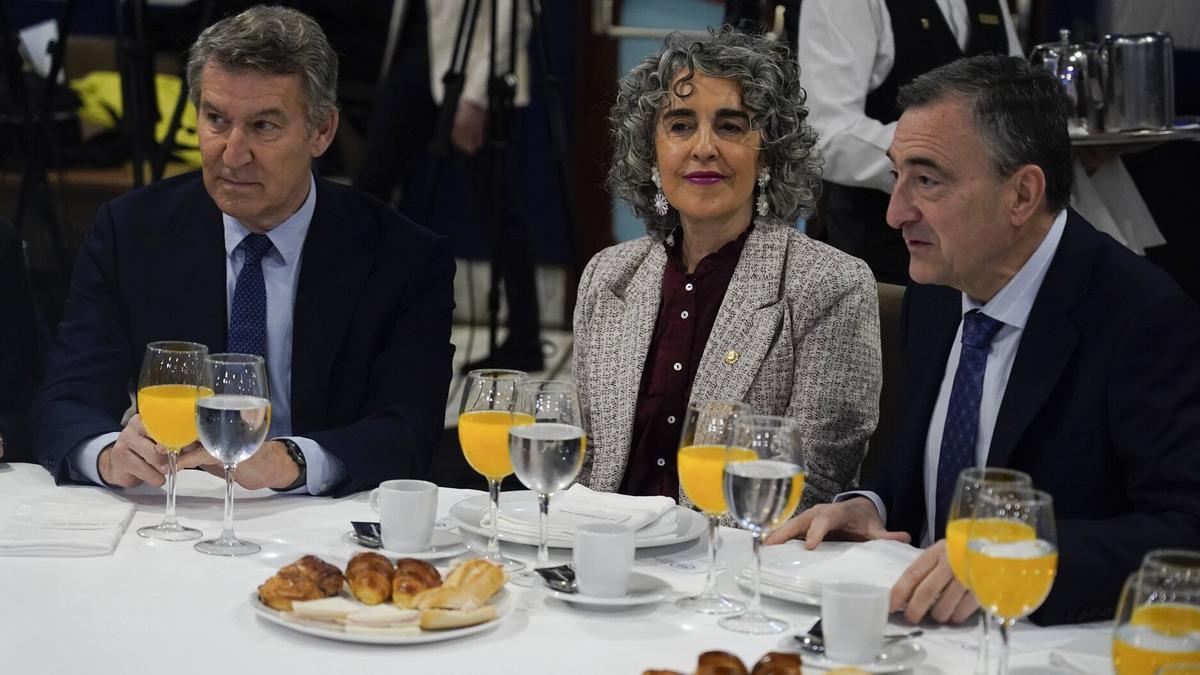 Feijóo, Bengoetxea y Esteba, en el desayuno celebrado este miércoles.