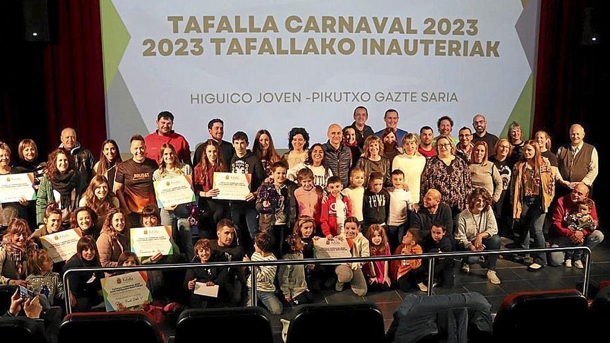 Los premiados y premiadas posan con la organización de los premios ‘Higuico Joven’.