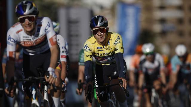 Evenepoel celebra la victoria con una media sonrisa.