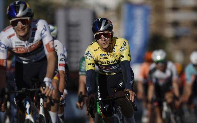 Evenepoel celebra la victoria con una media sonrisa.