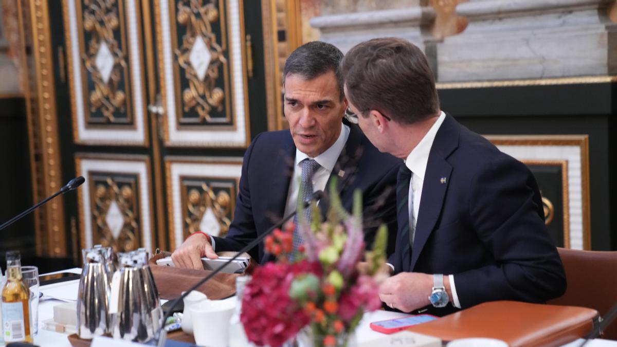 Pedro Sánchez charla con el primer ministro sueco, Ulf Kristersson, antes de la reunión informal en Copenhague.