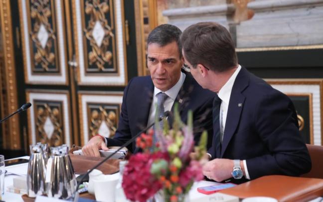 Pedro Sánchez charla con el primer ministro sueco, Ulf Kristersson, antes de la reunión informal en Copenhague.