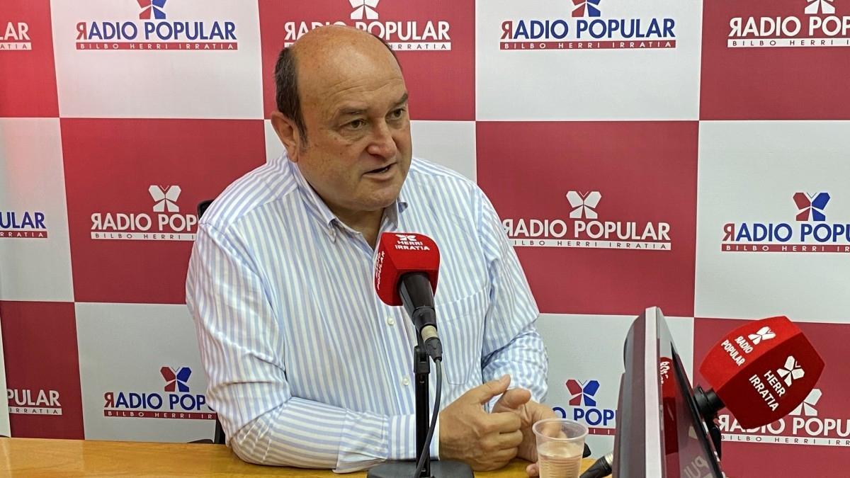 El presidente del Euzkadi Buru Batzar, Andoni Ortuzar, ayer durante la entrevista concedida a Radio Popular.