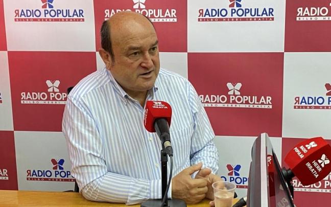 El presidente del Euzkadi Buru Batzar, Andoni Ortuzar, ayer durante la entrevista concedida a Radio Popular.