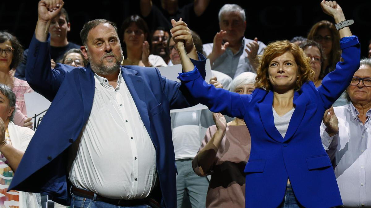 Oriol Junqueras y La actual presidenta del grupo municipal de ERC en Barcelona, Elisenda Alamany (d), a la que el candidato a la presidencia de ERC Oriol Junqueras (i) ha elegido como la que sería secretaria general