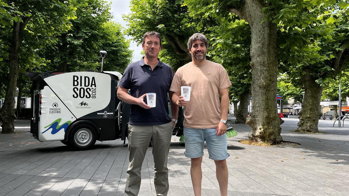 Valentin Gonzalez, responsable de residuos y limpieza urbana de Servicios de Txingudi, y Borja Olazabal, delegado de Desarrollo Sostenible