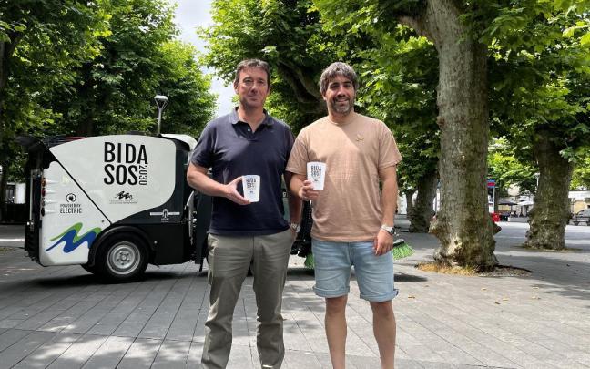 Valentin Gonzalez, responsable de residuos y limpieza urbana de Servicios de Txingudi, y Borja Olazabal, delegado de Desarrollo Sostenible / N.G. Valentin Gonzalez, responsable de residuos y limpieza urbana de Servicios de Txingudi, y Borja Olazabal, delegado de Desarrollo Sostenible
