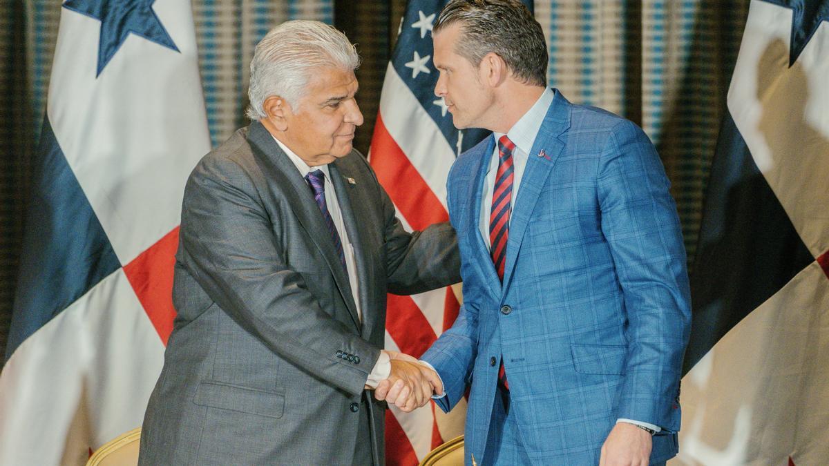 El presidente de Panamá, José Raúl Mulino, y el secretario de Defensa de Estados Unidos, Peter Hegset, participan en la firma de un acuerdo