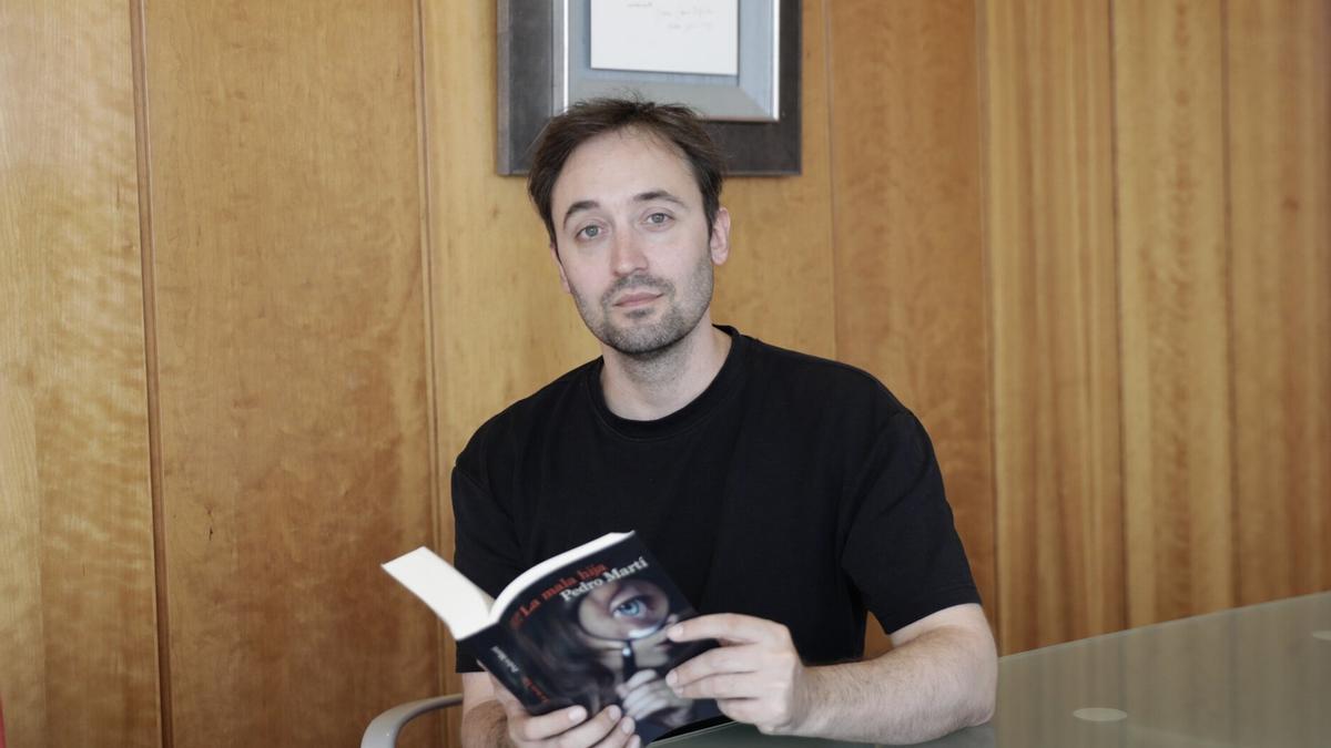 Pedro Martí posando con su libro 'La mala hija'.