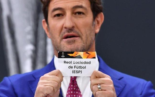 La papeleta de la Real, durante un sorteo anterior de la Europa League. / N.G.