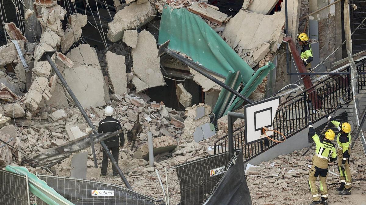 En imágenes el derrumbe de un colegio en Logroño en el que ha muerto un trabajador